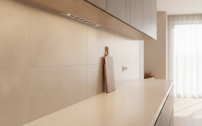 Ściana nad blatem: płytki, szkło, spiek czy panel laminowany